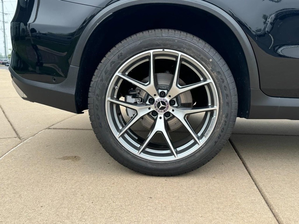 Mercedes-Benz GLC Vehicle Full-screen Gallery Image 05