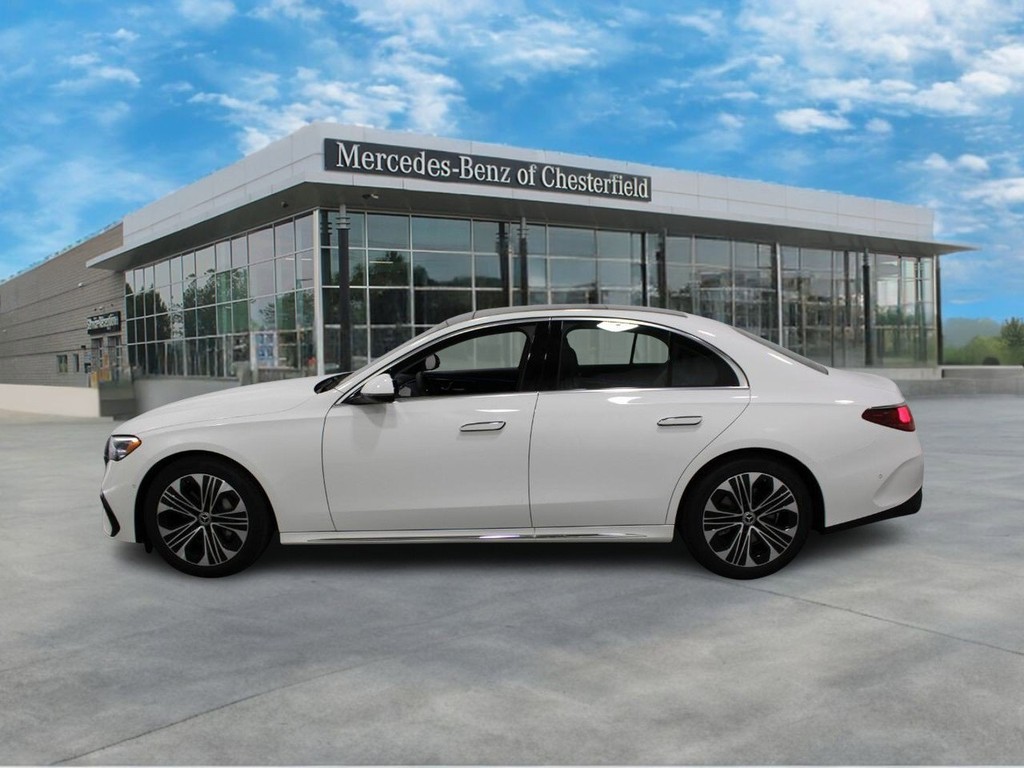 Mercedes-Benz E-Class Vehicle Full-screen Gallery Image 02