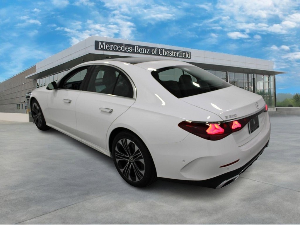 Mercedes-Benz E-Class Vehicle Full-screen Gallery Image 03