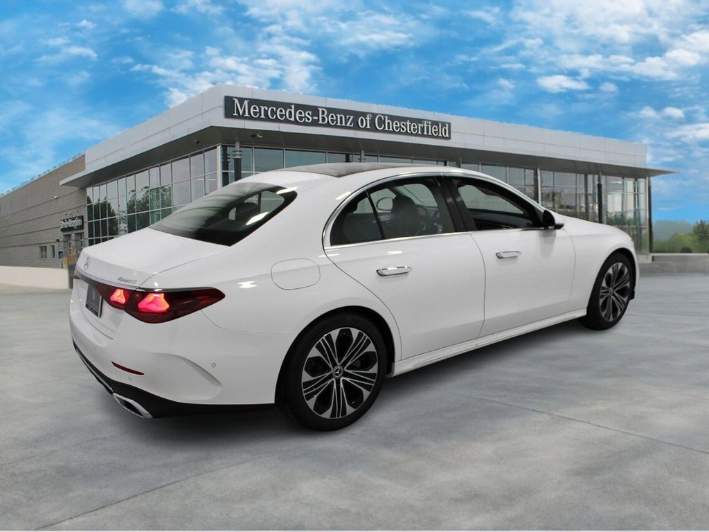 Mercedes-Benz E-Class Vehicle Full-screen Gallery Image 04