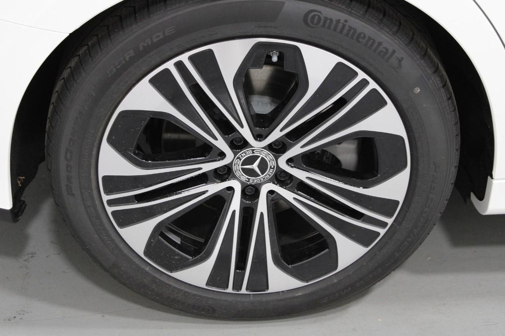 Mercedes-Benz E-Class Vehicle Full-screen Gallery Image 05