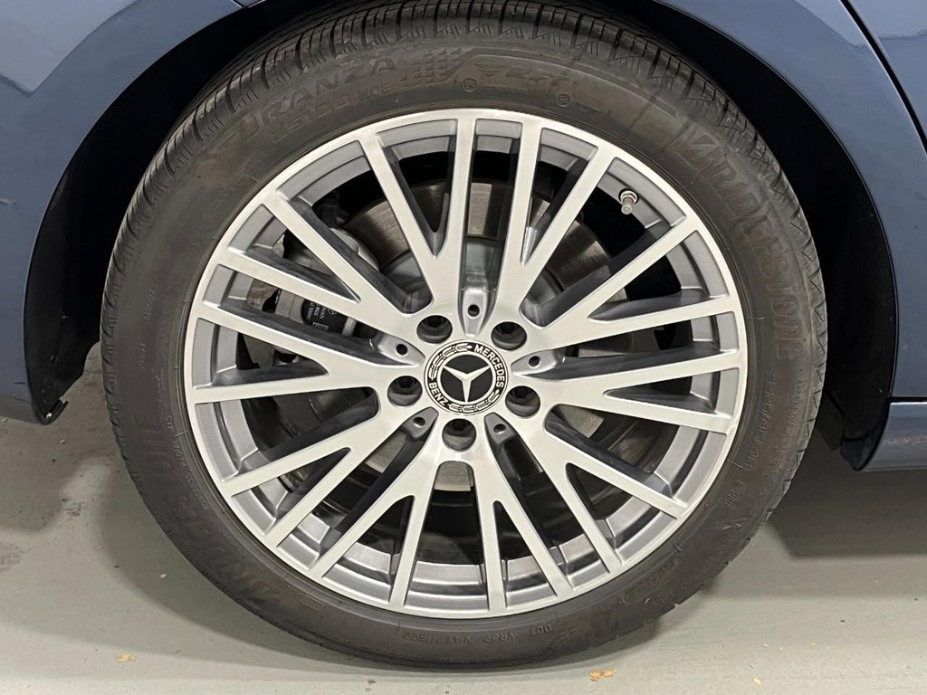 Mercedes-Benz CLA Vehicle Full-screen Gallery Image 05