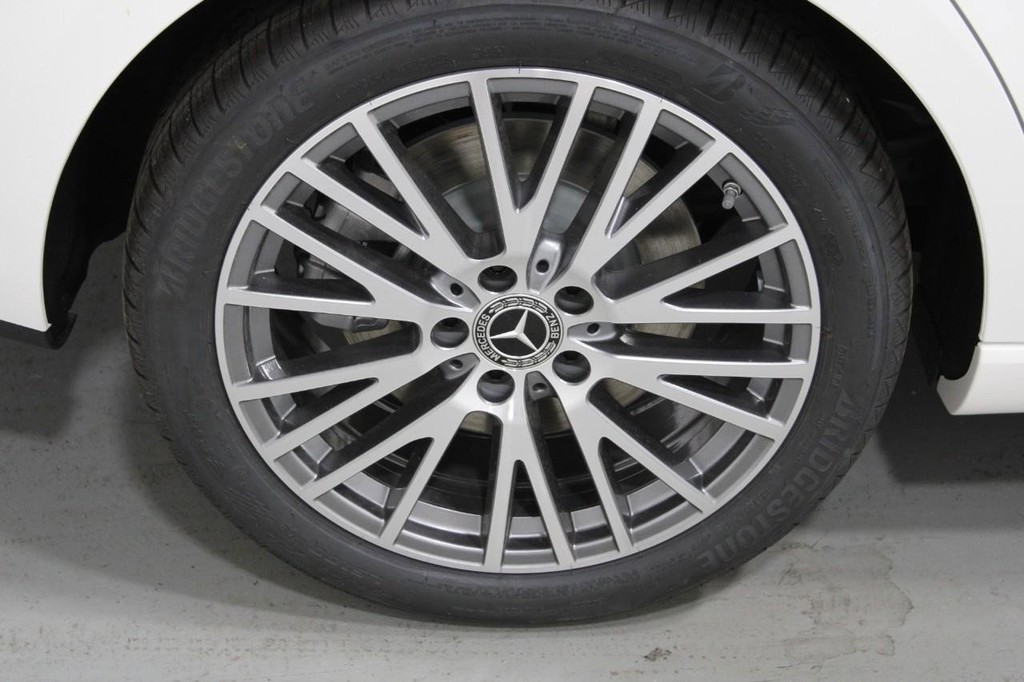 Mercedes-Benz CLA Vehicle Full-screen Gallery Image 05