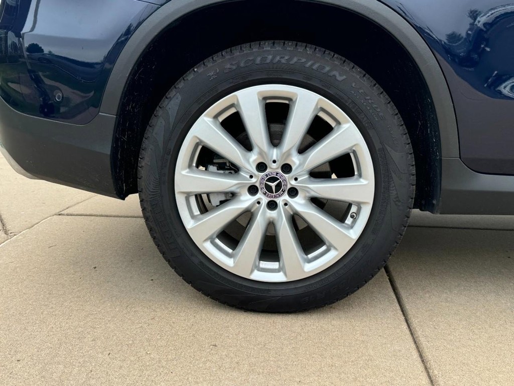 Mercedes-Benz GLC Vehicle Full-screen Gallery Image 05