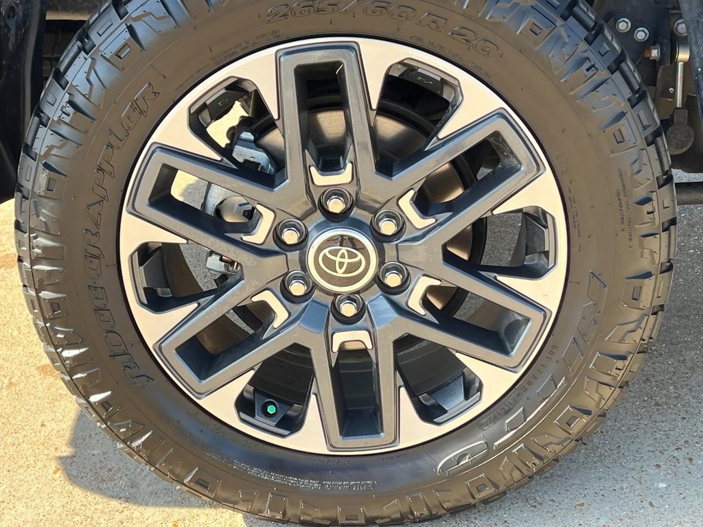 Toyota Tundra 4WD Vehicle Full-screen Gallery Image 05