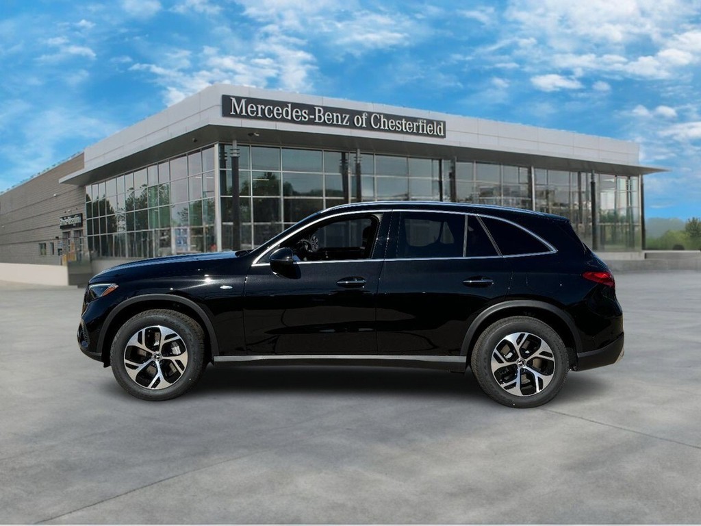 Mercedes-Benz GLC Vehicle Full-screen Gallery Image 02