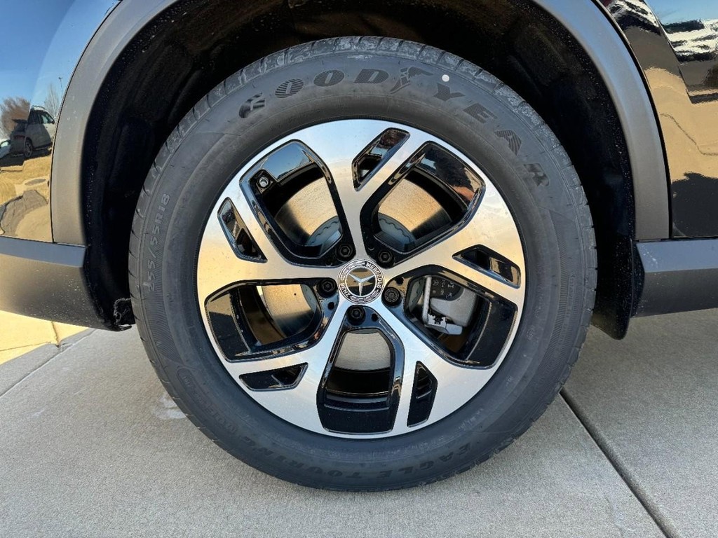 Mercedes-Benz GLC Vehicle Full-screen Gallery Image 05