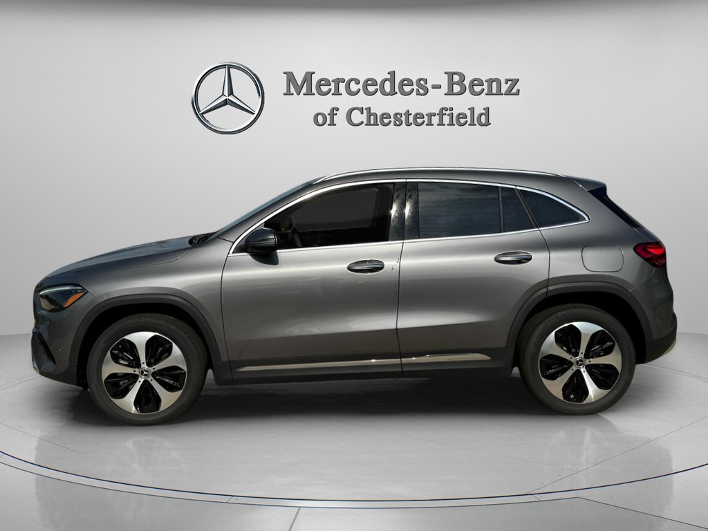Mercedes-Benz GLA Vehicle Full-screen Gallery Image 02