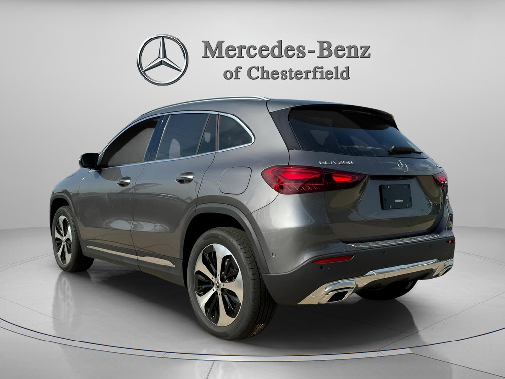 Mercedes-Benz GLA Vehicle Full-screen Gallery Image 03
