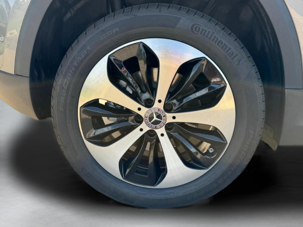 Mercedes-Benz GLA Vehicle Full-screen Gallery Image 05