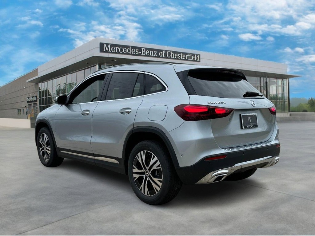 Mercedes-Benz GLA Vehicle Full-screen Gallery Image 03