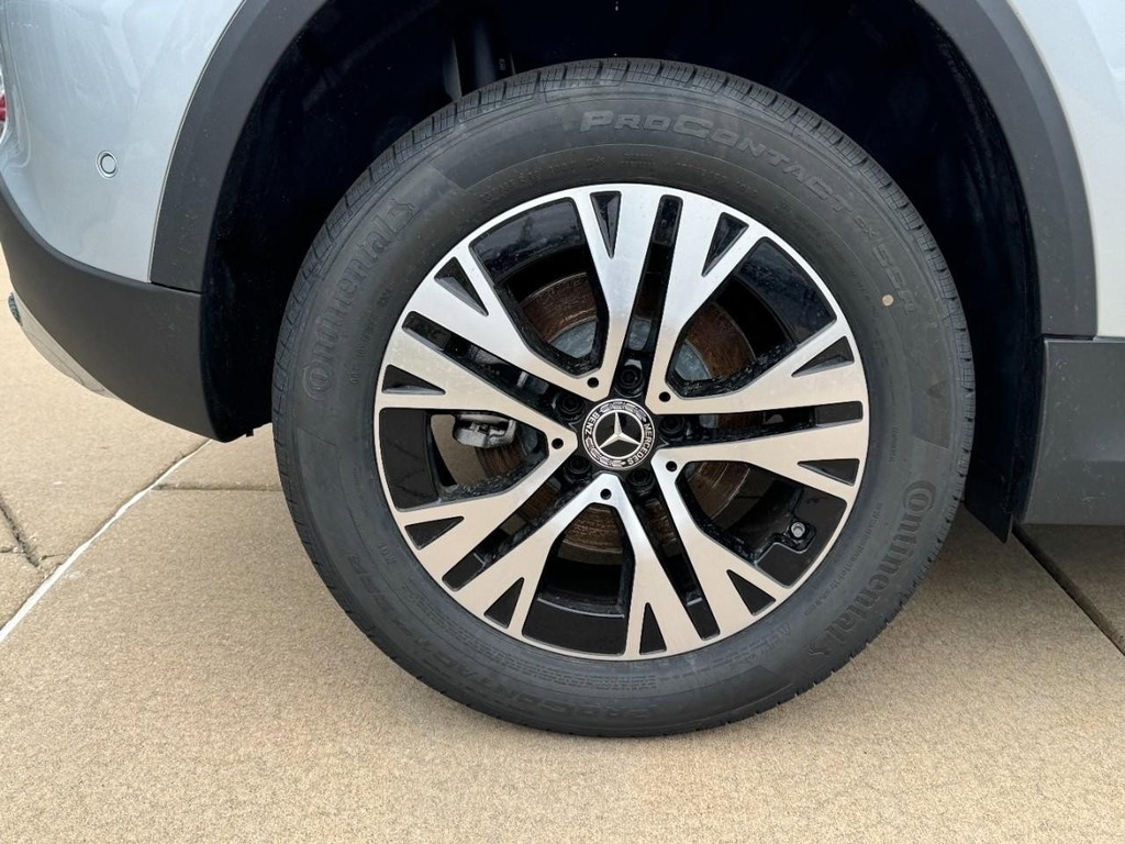 Mercedes-Benz GLA Vehicle Full-screen Gallery Image 05