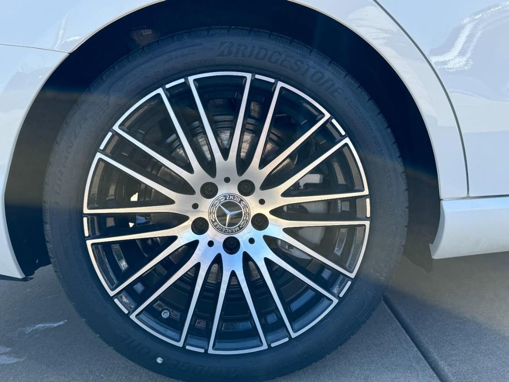 Mercedes-Benz C-Class Vehicle Full-screen Gallery Image 05