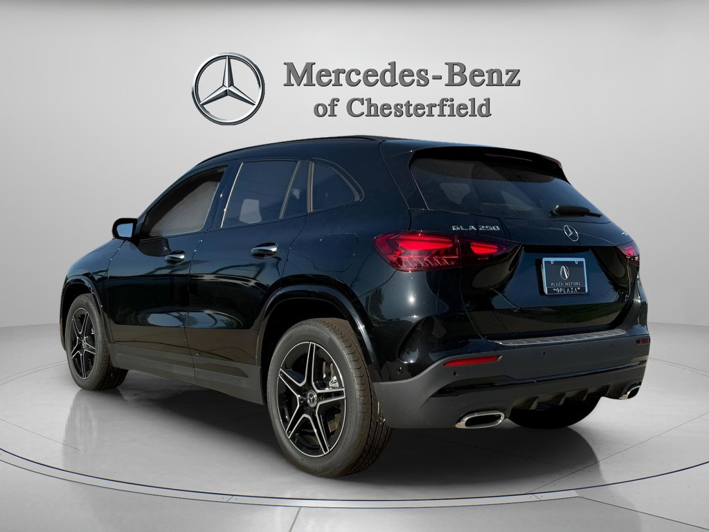 Mercedes-Benz GLA Vehicle Full-screen Gallery Image 03