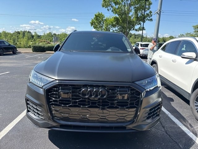 Audi Q7 Vehicle Full-screen Gallery Image 02