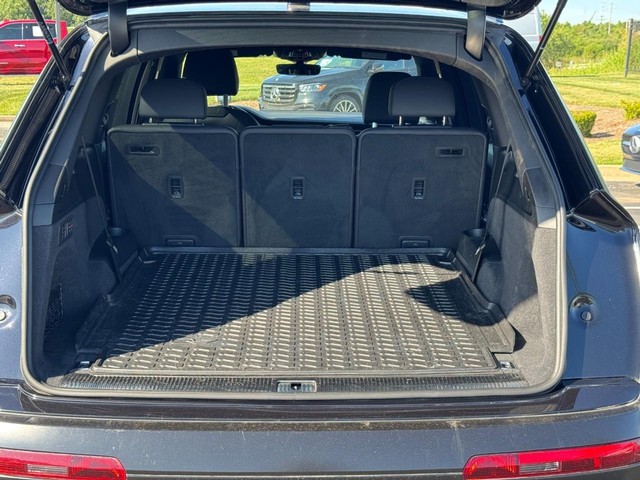 Audi Q7 Vehicle Full-screen Gallery Image 04