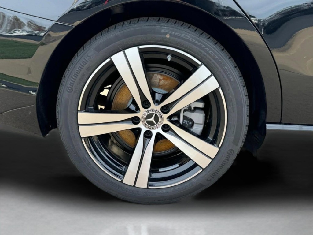 Mercedes-Benz C-Class Vehicle Full-screen Gallery Image 05