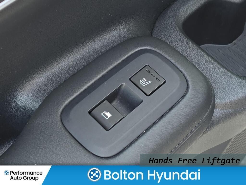 Hyundai Santa Fe Vehicle Full-screen Gallery Image 09