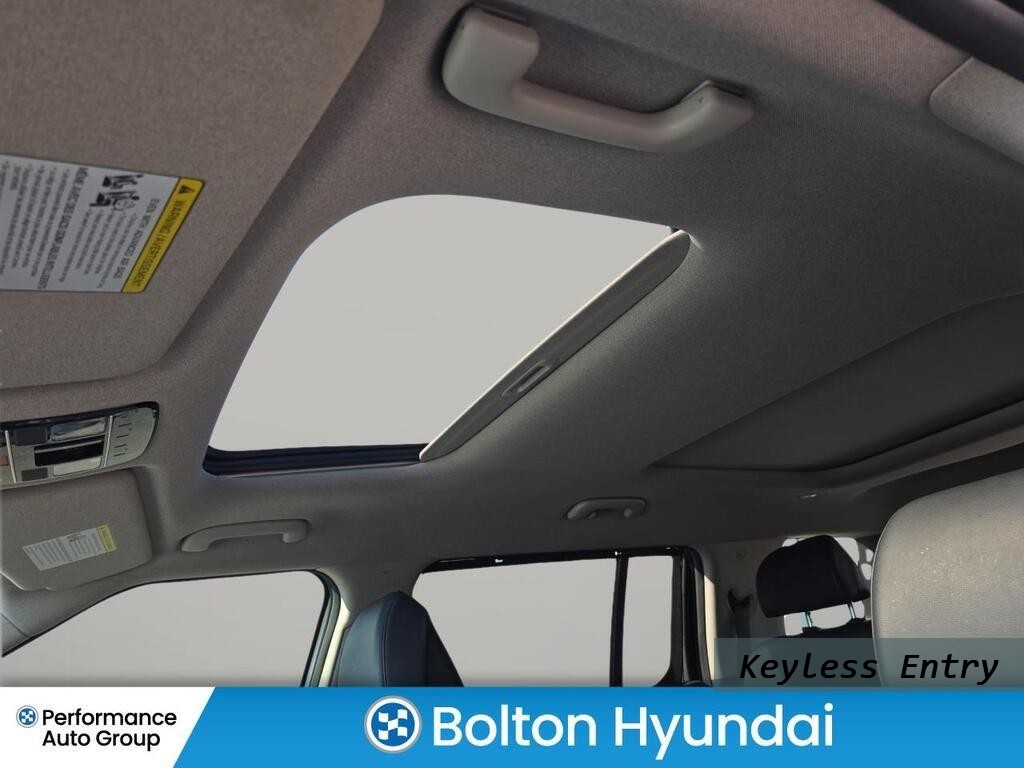 Hyundai Santa Fe Vehicle Full-screen Gallery Image 11