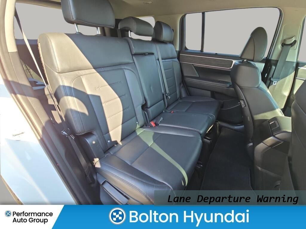 Hyundai Santa Fe Vehicle Full-screen Gallery Image 12