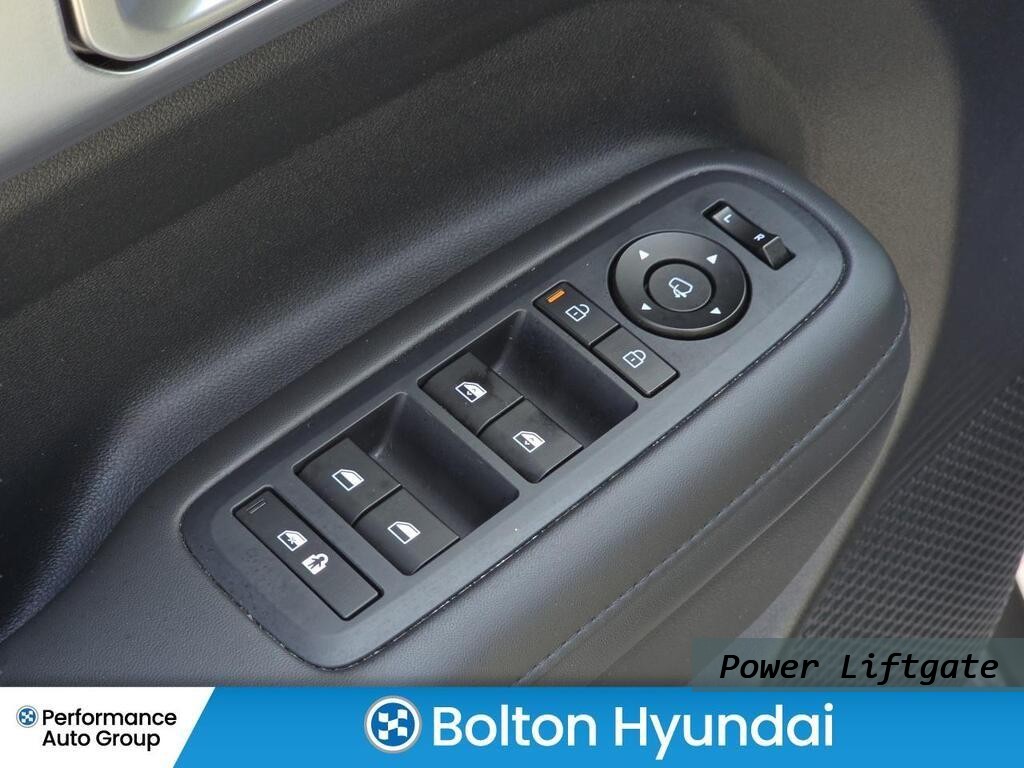 Hyundai Santa Fe Vehicle Full-screen Gallery Image 15