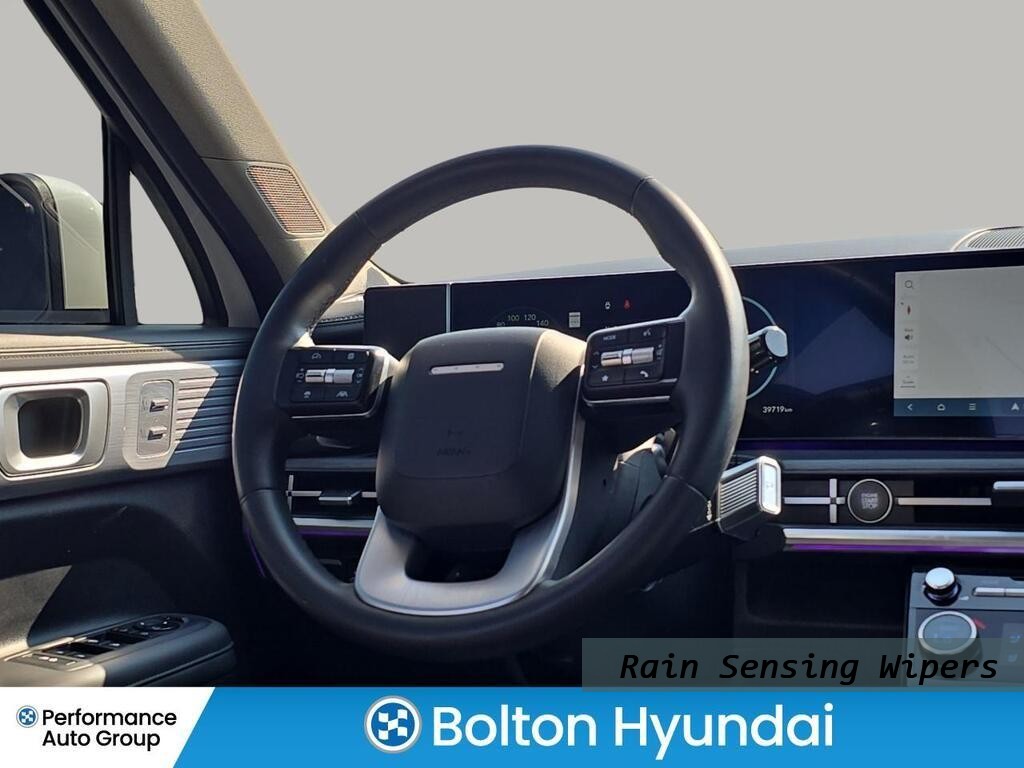 Hyundai Santa Fe Vehicle Full-screen Gallery Image 16