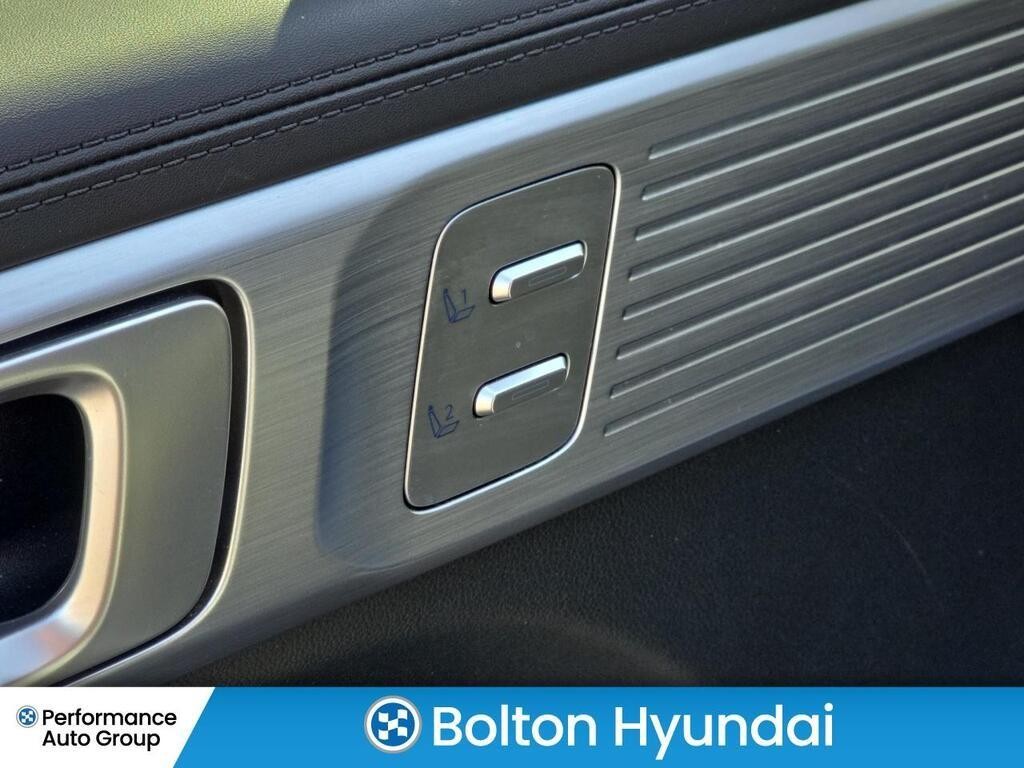 Hyundai Santa Fe Vehicle Full-screen Gallery Image 19