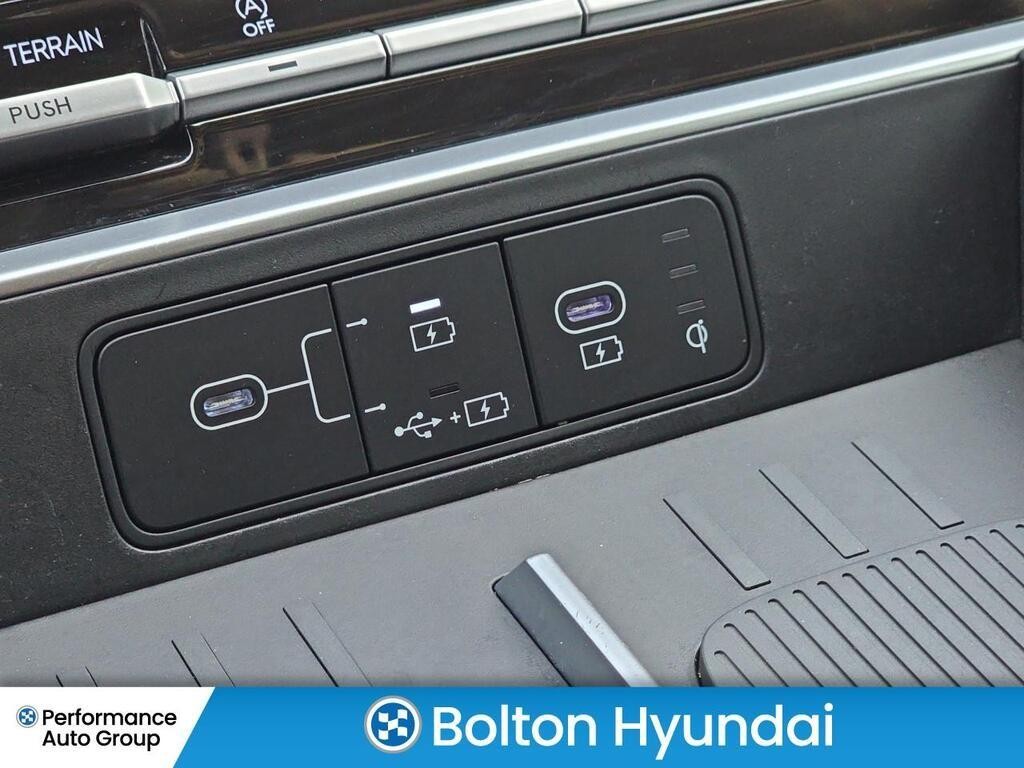 Hyundai Santa Fe Vehicle Full-screen Gallery Image 22