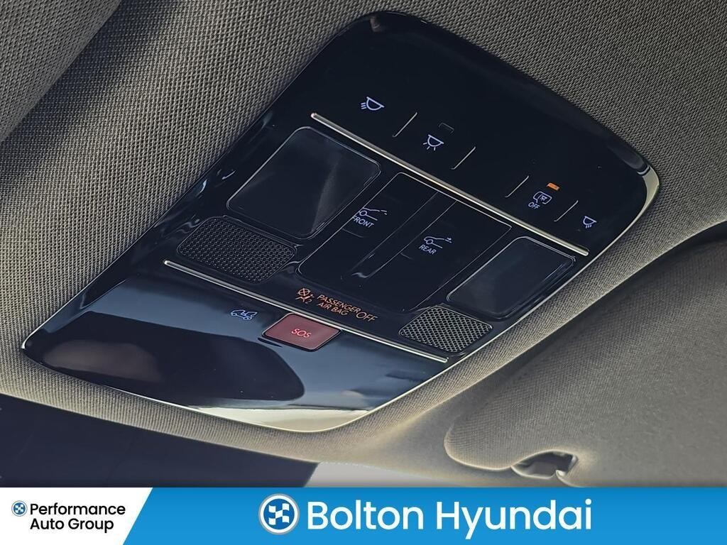 Hyundai Santa Fe Vehicle Full-screen Gallery Image 23