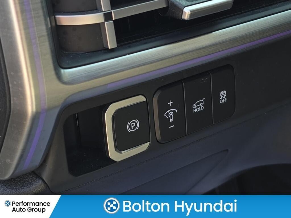 Hyundai Santa Fe Vehicle Full-screen Gallery Image 24