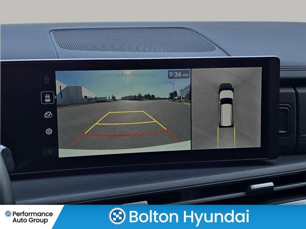 Hyundai Santa Fe Vehicle Full-screen Gallery Image 25