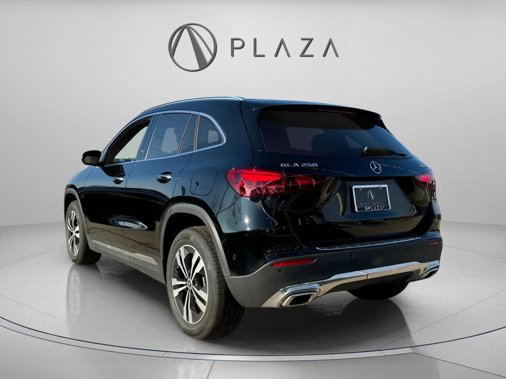 Mercedes-Benz GLA Vehicle Full-screen Gallery Image 04