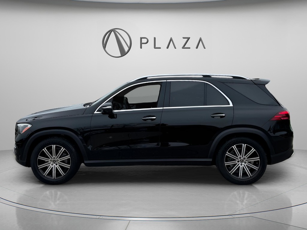 Mercedes-Benz GLE Vehicle Full-screen Gallery Image 03