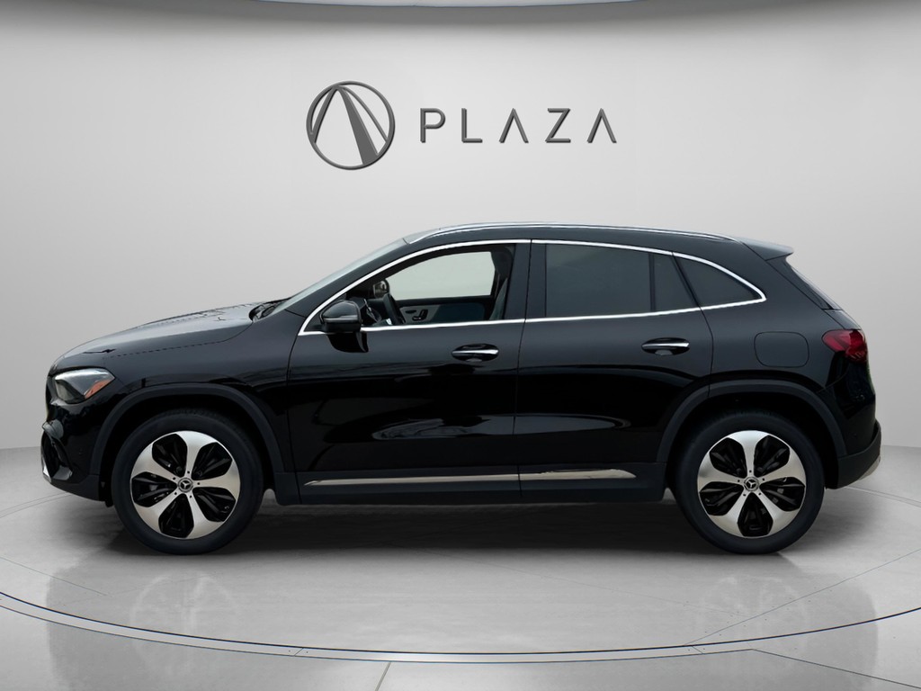 Mercedes-Benz GLA Vehicle Full-screen Gallery Image 03