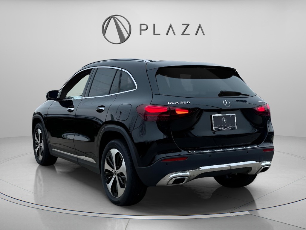 Mercedes-Benz GLA Vehicle Full-screen Gallery Image 04