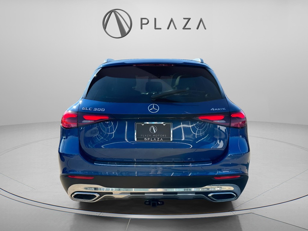 Mercedes-Benz GLC Vehicle Full-screen Gallery Image 05