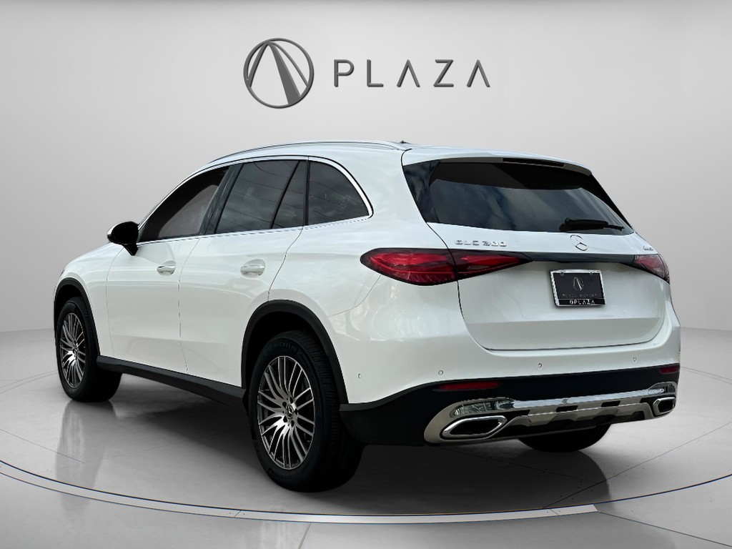 Mercedes-Benz GLC Vehicle Full-screen Gallery Image 04