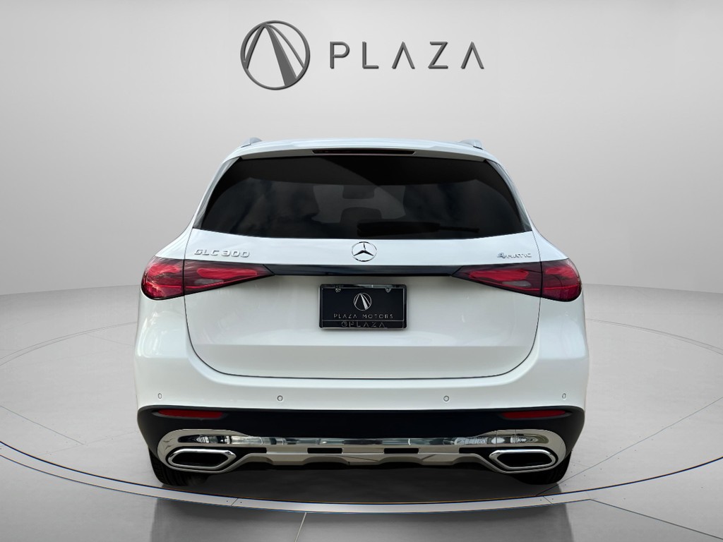 Mercedes-Benz GLC Vehicle Full-screen Gallery Image 05