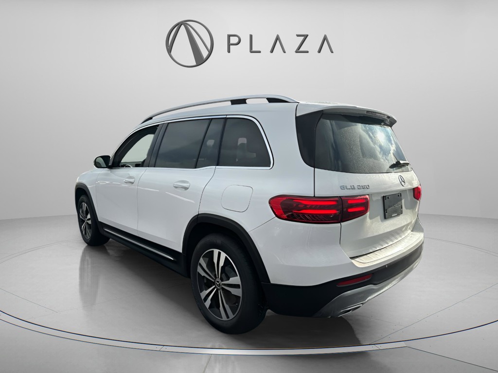 Mercedes-Benz GLB Vehicle Full-screen Gallery Image 04