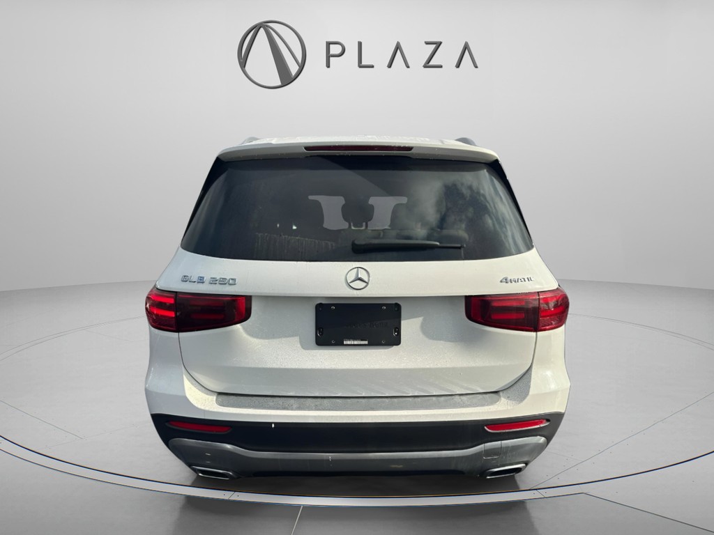 Mercedes-Benz GLB Vehicle Full-screen Gallery Image 05