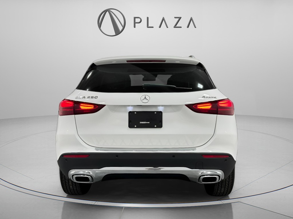 Mercedes-Benz GLA Vehicle Full-screen Gallery Image 05