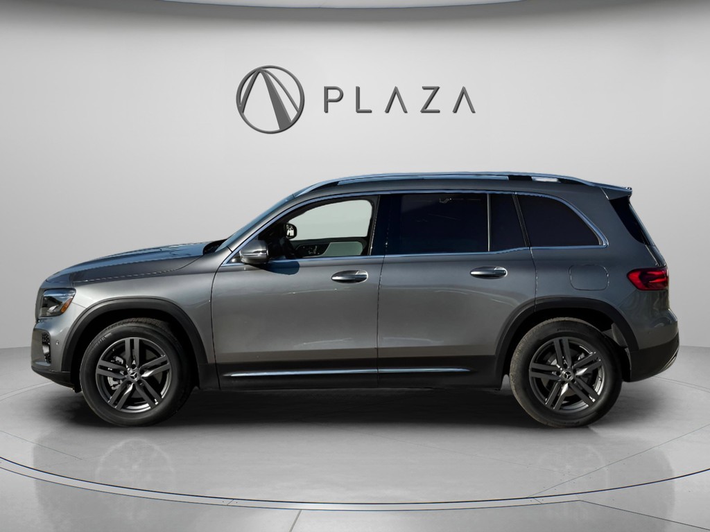 Mercedes-Benz GLB Vehicle Full-screen Gallery Image 03