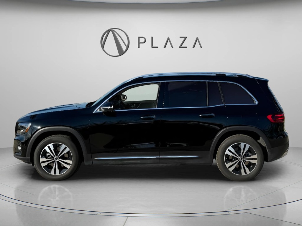 Mercedes-Benz GLB Vehicle Full-screen Gallery Image 03