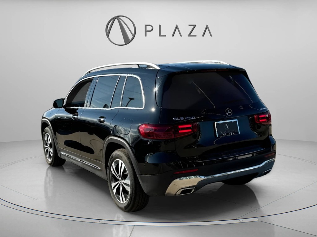 Mercedes-Benz GLB Vehicle Full-screen Gallery Image 04