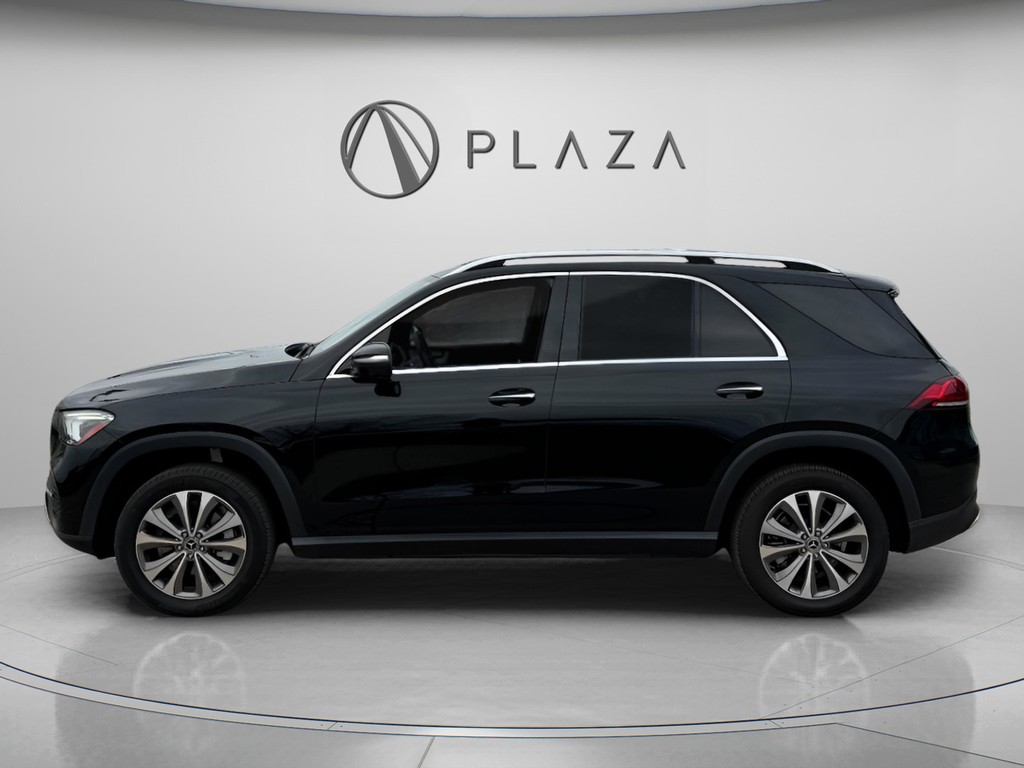 Mercedes-Benz GLE Vehicle Full-screen Gallery Image 03