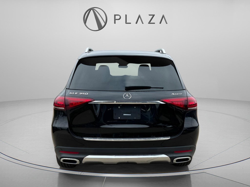 Mercedes-Benz GLE Vehicle Full-screen Gallery Image 05