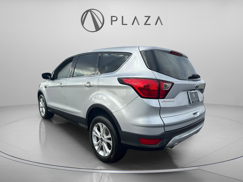 Ford Escape Vehicle Full-screen Gallery Image 04