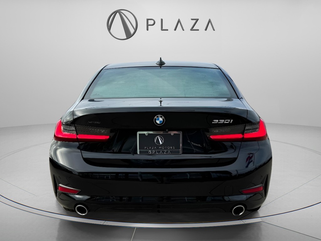 BMW 3 Series Vehicle Full-screen Gallery Image 05