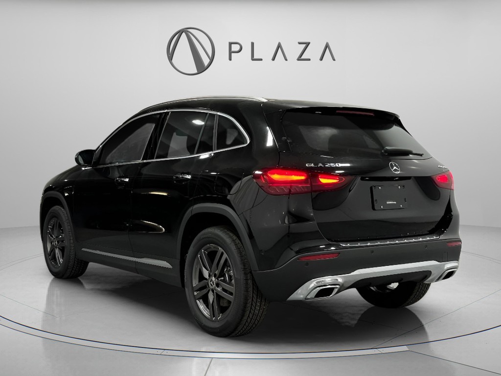 Mercedes-Benz GLA Vehicle Full-screen Gallery Image 04