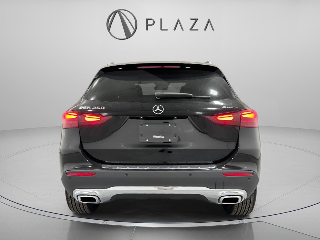 Mercedes-Benz GLA Vehicle Full-screen Gallery Image 05